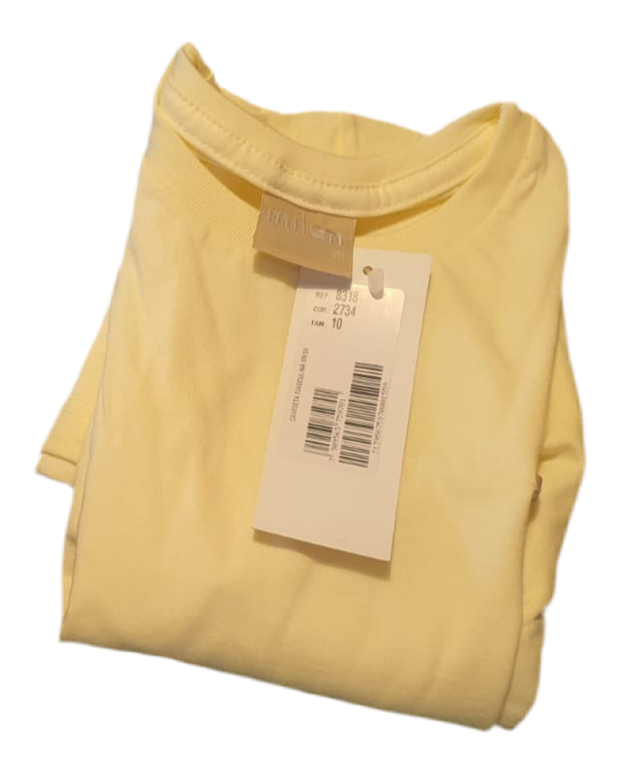 Camiseta com tubos de tintas para customização