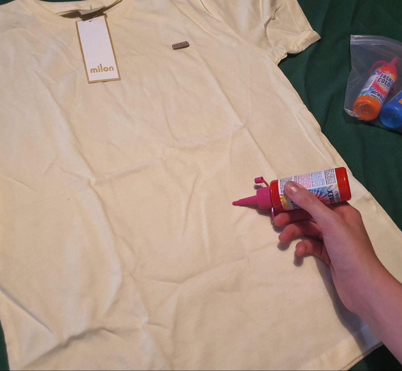 Camiseta com tubos de tintas para customização